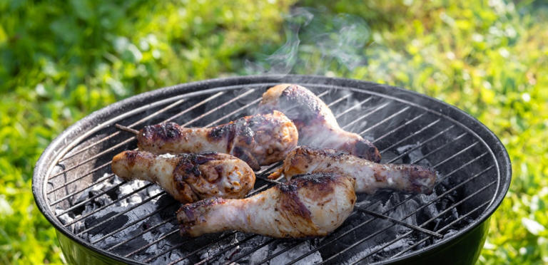 مدة شوي الدجاج على الفحم وأسرار النكهة الرائعة والطعم الغني!