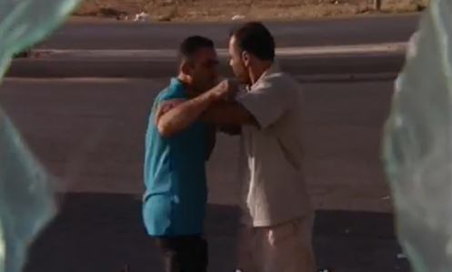 كاميرا  خفية كلب مفترس وخطير يدخل سياره جيب