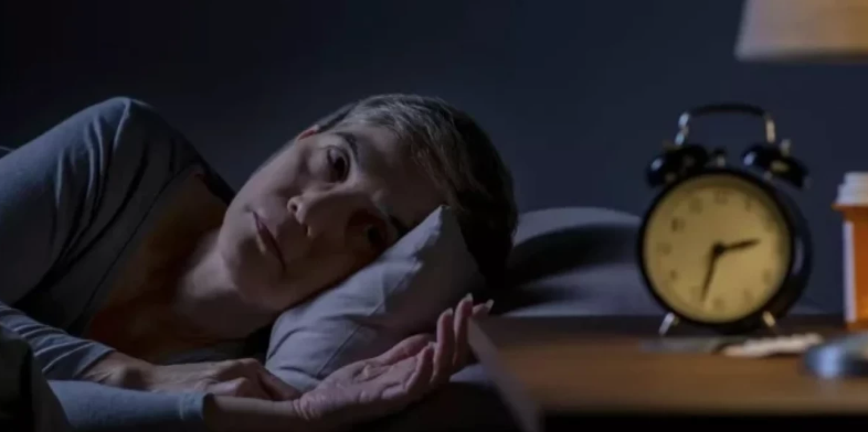 لماذا تستيقظ في الثالثة صباحاً؟ عالم أعصاب يكشف السر