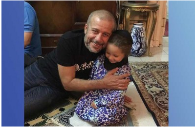 شريف منير يصلي مع حفيدته بعد عودته من الحج