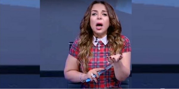 بالفيديو ..  إعلامية مصرية تقطع شرايين يدها على الهواء مباشرة بثبات شديد