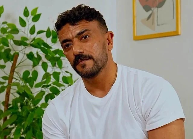 أحمد العوضي يكشف تأثير وفاة والدته في شخصيته (فيديو)