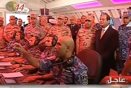 بالفيديو  ..  السيسي يمنع احد الضباط من إفشاء اسرار عسكرية امام الإعلام 