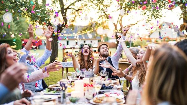 بدون قاعة ..  أفكار الديكور لعمل حفل الزفاف في المنزل