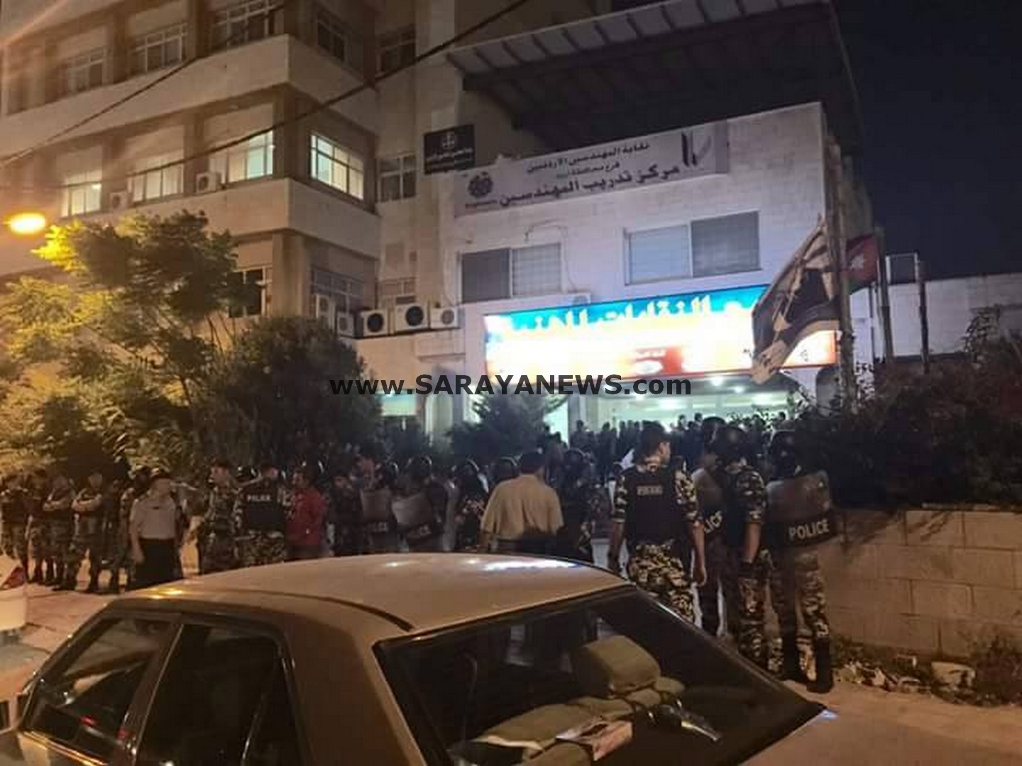 اربد : الامن يطوق مجمع النقابات المهنية لمنع اقامة حفل تأبين طارق عزيز ..  صورة