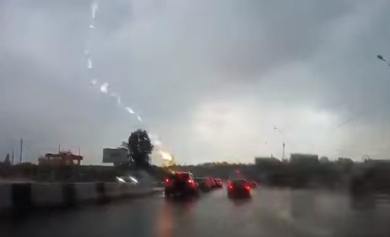 بالفيديو : البرق يضرب مركبة تسير على طريق عام في روسيا