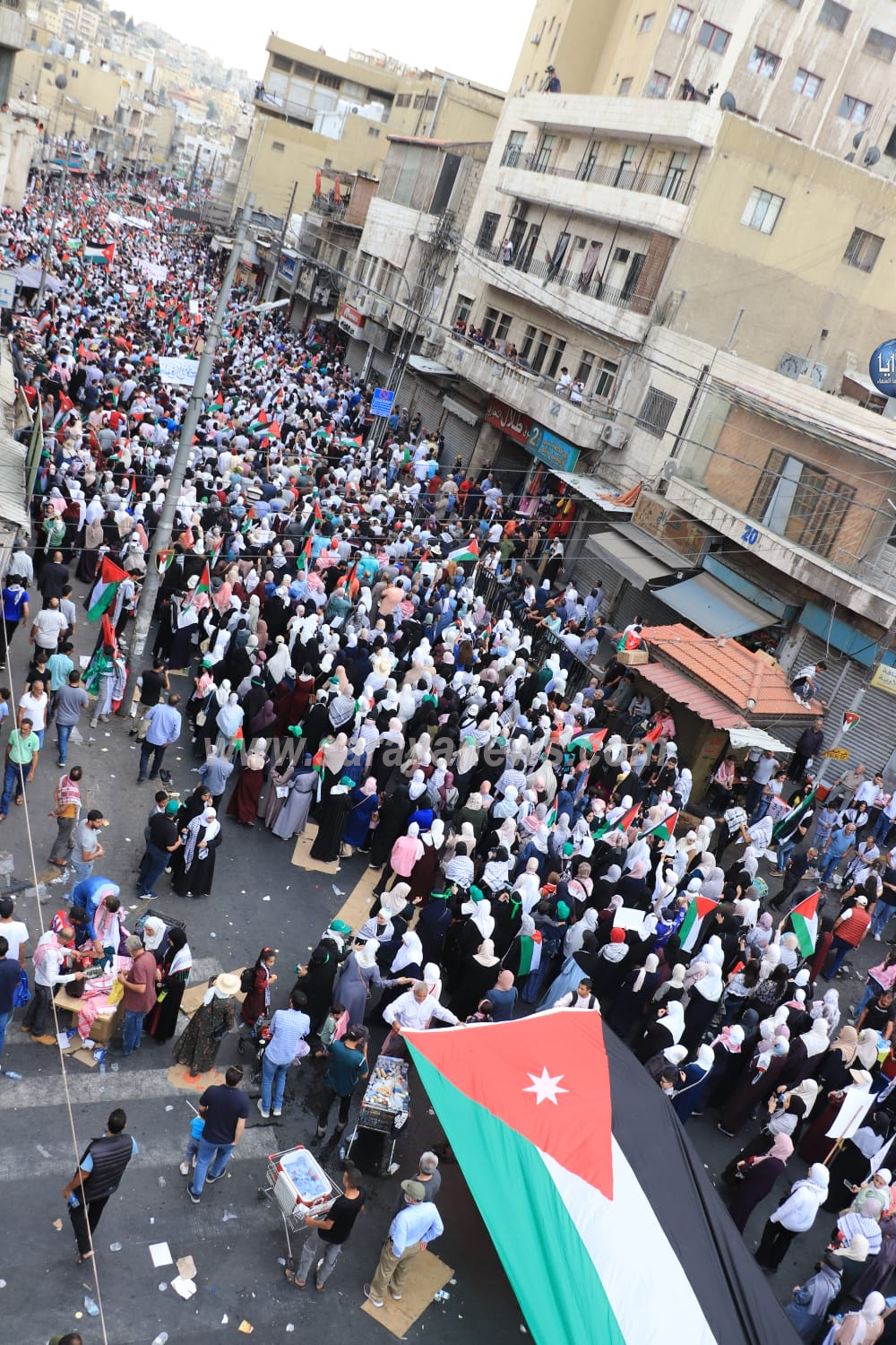 بالصور  ..  جموع غفيرة من الأردنيين يتظاهرون بوسط البلد في عمّان لنصرة غزة 