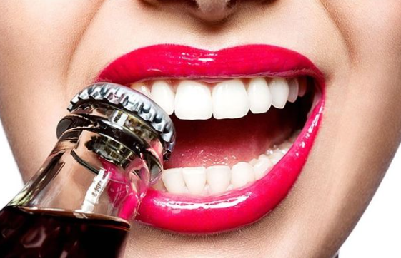 عادات يومية تدمّر الأسنان بصمت