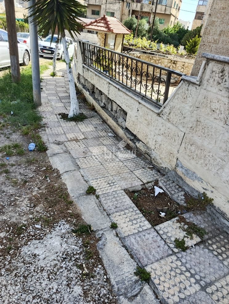 جدار عمارة مهدد بالانهيار في إيدون بسبب حفريات وصرف مياه الأمطار  ..  صور 