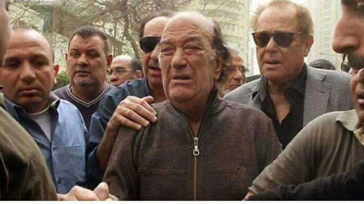صورة  ..   ما قصة بكاء حسن حسني في هذه الصورة؟