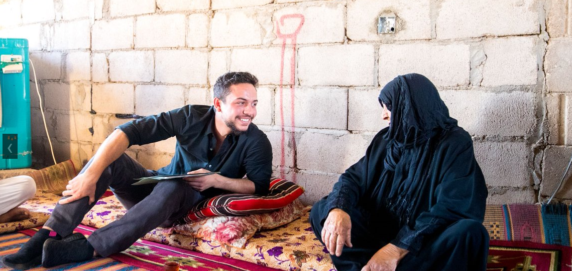 بالصور  ..  ولي العهد يتفقد في زيارة مفاجئة أحوال أسرة عفيفة في وادي عربة