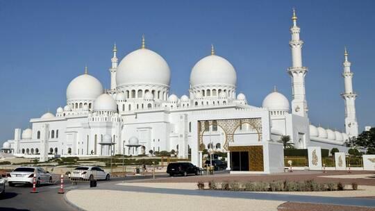 الإمارات تفتح المساجد لصلاة الجمعة