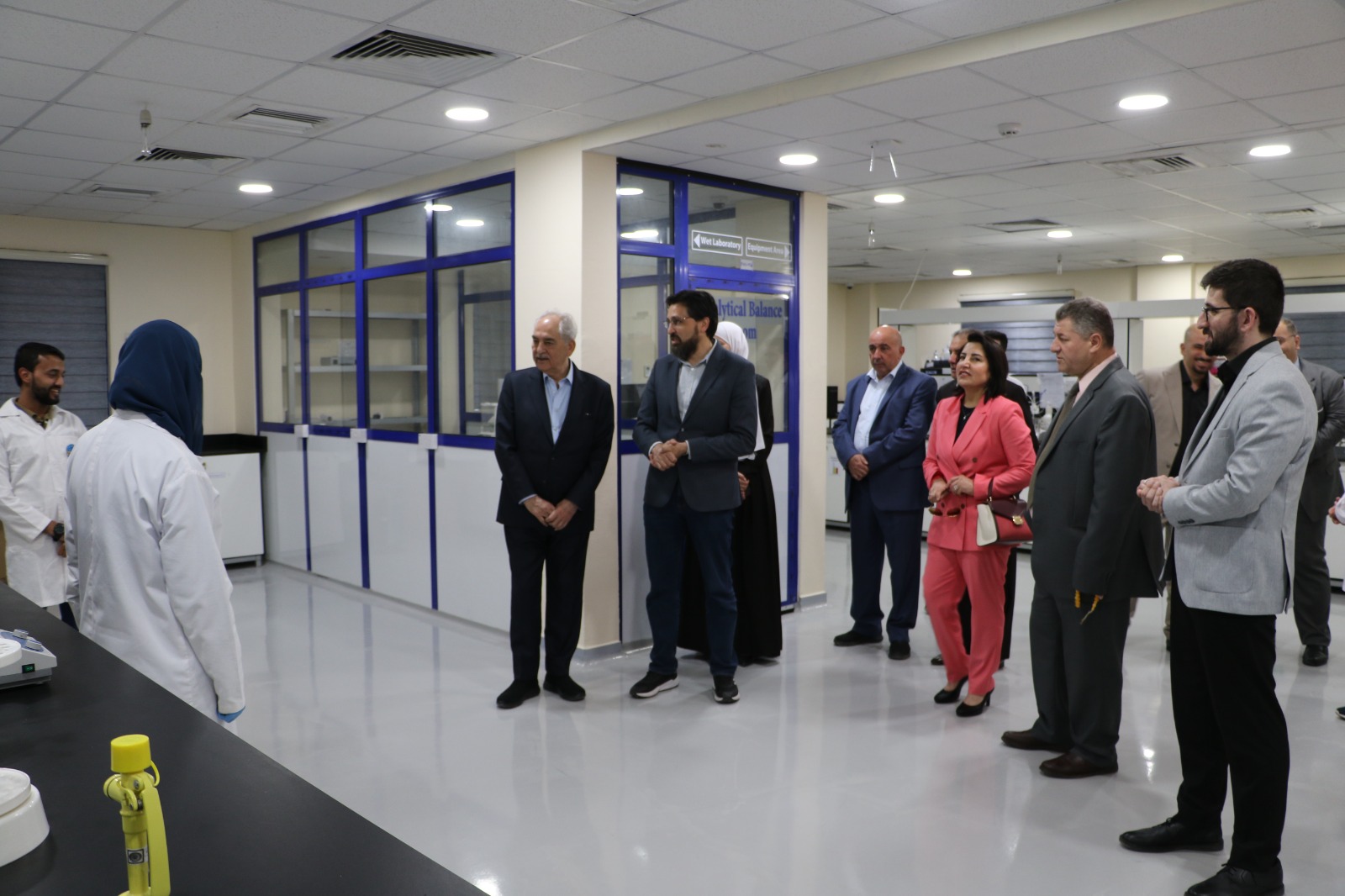 مجلس أمناء جامعة الزرقاء يزور مركز الأبحاث الصيدلانية