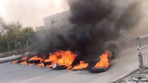 محتجون يغلقون الطريق الصحراوي بالاطارات المشتعلة و الحجارة احتجاجاً على عدم تأمين فرص عمل لهم