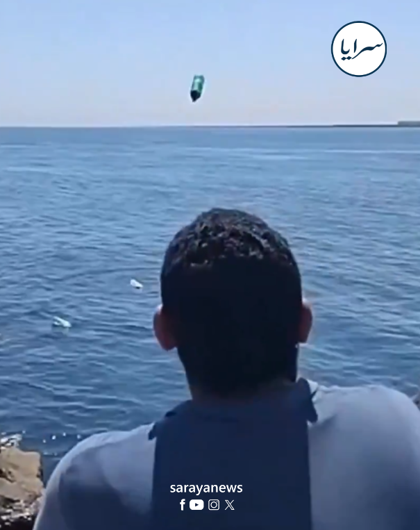 "سامحونا" ..  مواطن يلقي زجاجات مليئة بالطعام في البحر لإيصالها إلى غزة  ..  فيديو 