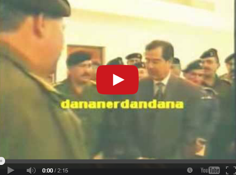 فيديو نادر جداً ..  صدام حسين يستمع لنكتة من أحد الضباط ويضحك من كل قلبه