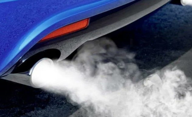 تعرف على نوع العطل في سيارتك من خلال لون دخان العادم. 