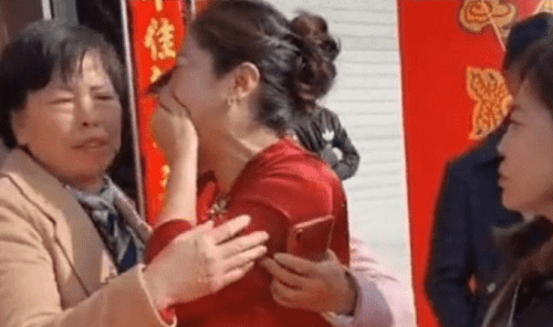 بسبب وحمة يدها ..  أم تكتشف أن عروس ابنها هي أخته المفقودة