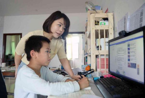 الصين تدرس تشريعاً يمنع الوالدين من فرض عبء دراسي زائد على الأطفال