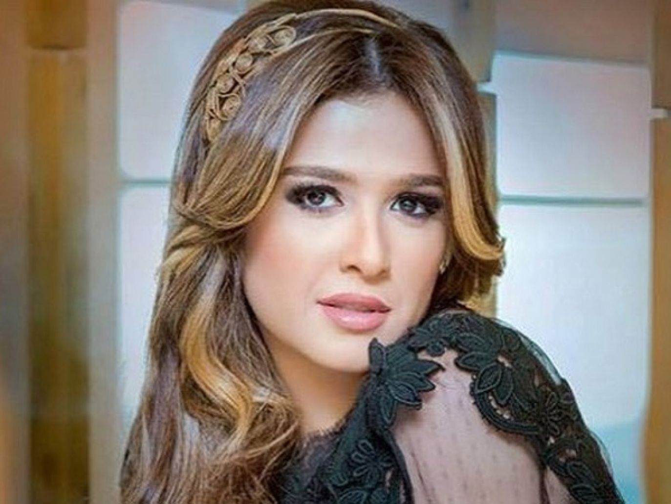 بالفيديو والصور  ..   ياسمين عبد العزيز تحتفل بتخرج ابنتها