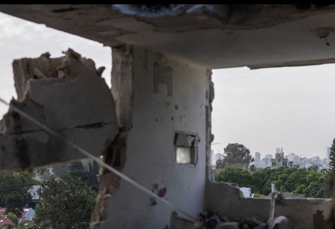 إعلام عبري: تعرض مبان لإصابات مباشرة في ريشون ليتسيون جنوبي تل أبيب