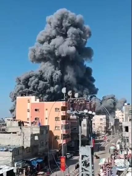 بالفيديو  ..  عشرات الإصابات باستهداف مبنى مأهول في خان يونس بغزة