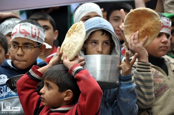 بالصور : أشبال غزة يطرقون الأواني ويحملون الخبز تضامنا مع اليرموك