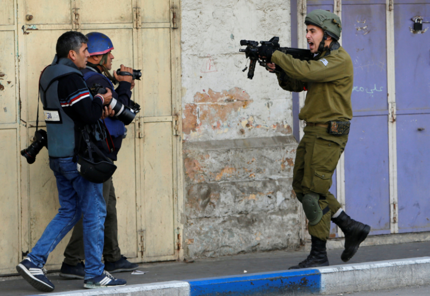 27 انتهاكا إسرائيليا بحق الصحفيين في نيسان