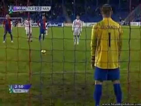 لاعب يتصدى لركلة جزاء بعد طرد الحارس