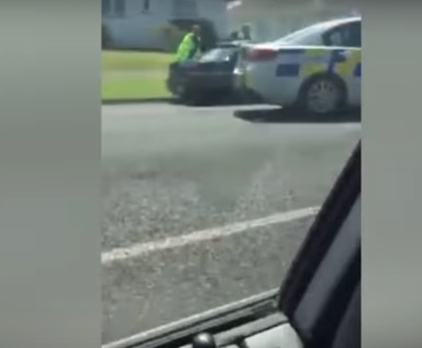 بالفيديو  ..  لص يُباغت الشرطة ويسرق دوريتهم اثناء محاولتهم اعتقاله