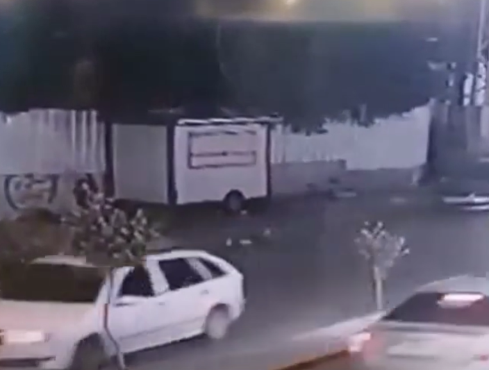 شاب ينقذ والدته من حادث دهس في الخليل ..  فيديو