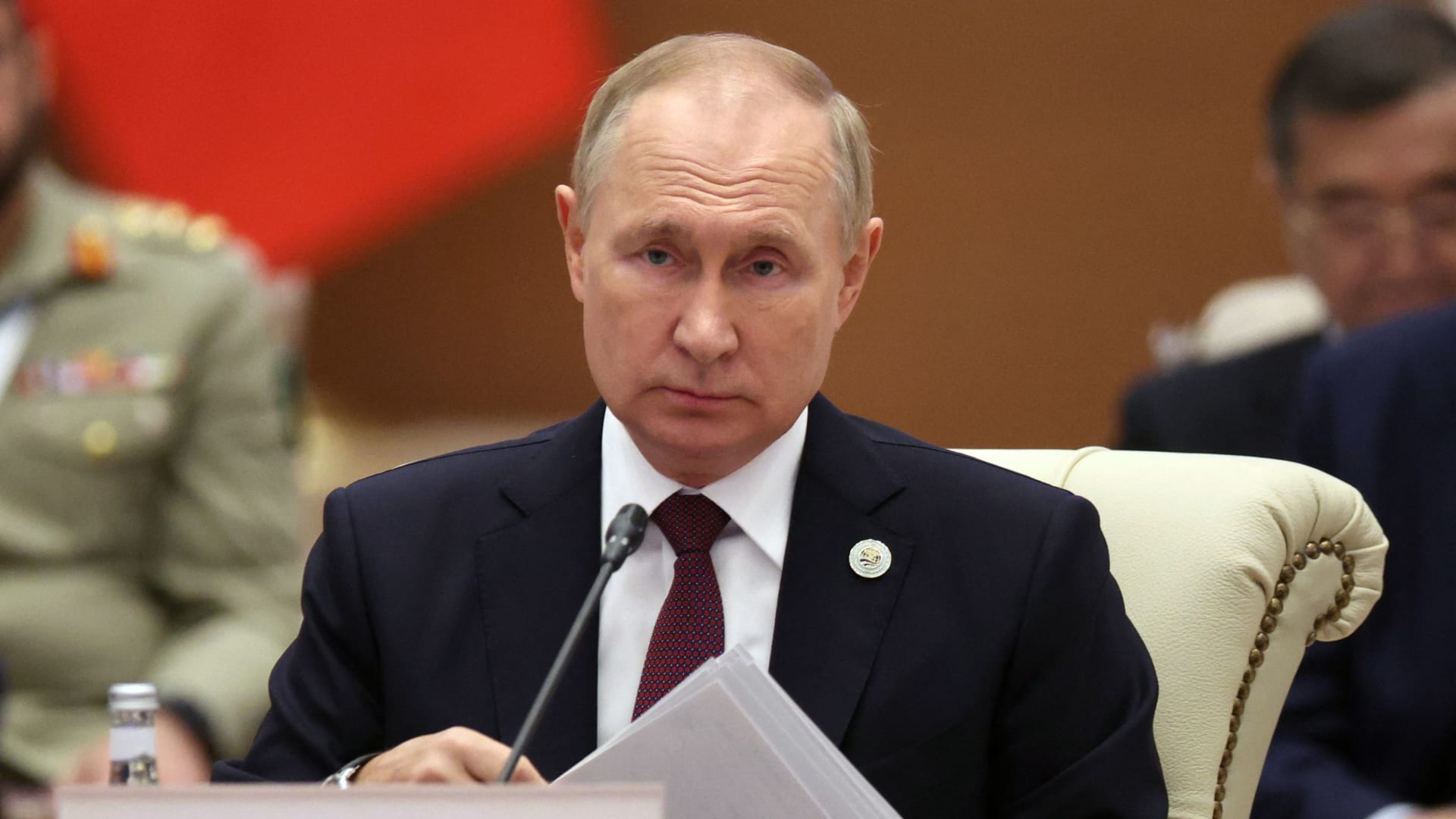 الغرب يهدد بوتين بعقوبات جديدة بعد تلويحه بالنووي