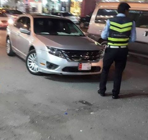 بالصور  ..  شرطي سير يحرر مخالفة لسيارة نائب ركنها في وسط الشارع بطبربور