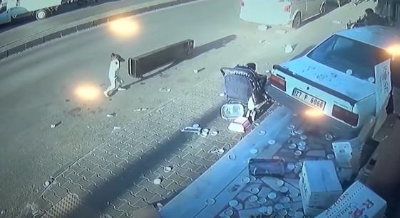 بالفيديو ..  نجاة طفلين من موت محتم 