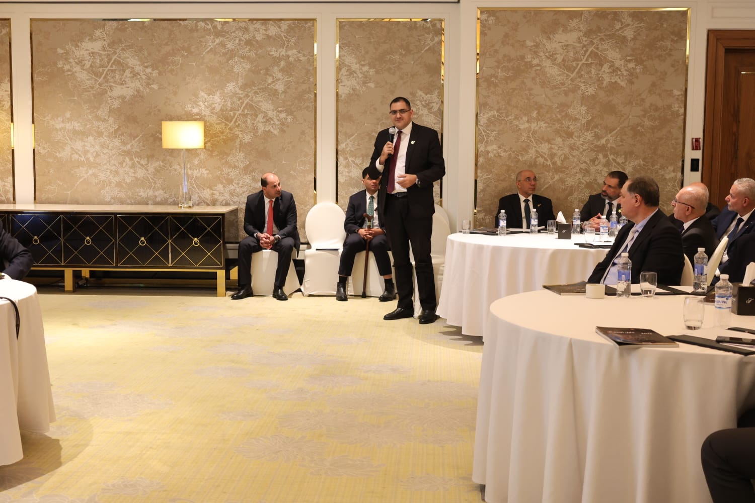 الأحمد يشارك بلقاء فكري مع صاحب السمو الملكي الأمير الحسن بن طلال ويستعرض جهود مستشفى الاستقلال في دعم القطاع الصحي بغزة