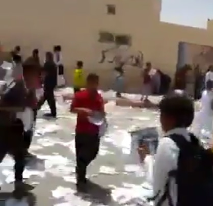 بالفيديو ..  أطفال يمزقون كتبهم ويهاجمون السيارات فرحاً بانتهاء الدراسة 