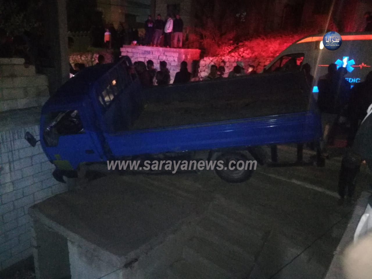  بالصور ..  تدهور مركبة محملة باسطوانات غاز واصطدامها باحد المنازل في الاغوار الشمالية