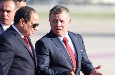الملك يعزي السيسي بضحايا محطة القطارات