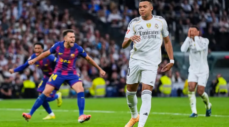 مدرب برشلونة يسخر من سؤال مبابي: تذكروا هزائم ريال مدريد أمامنا بمشاركته