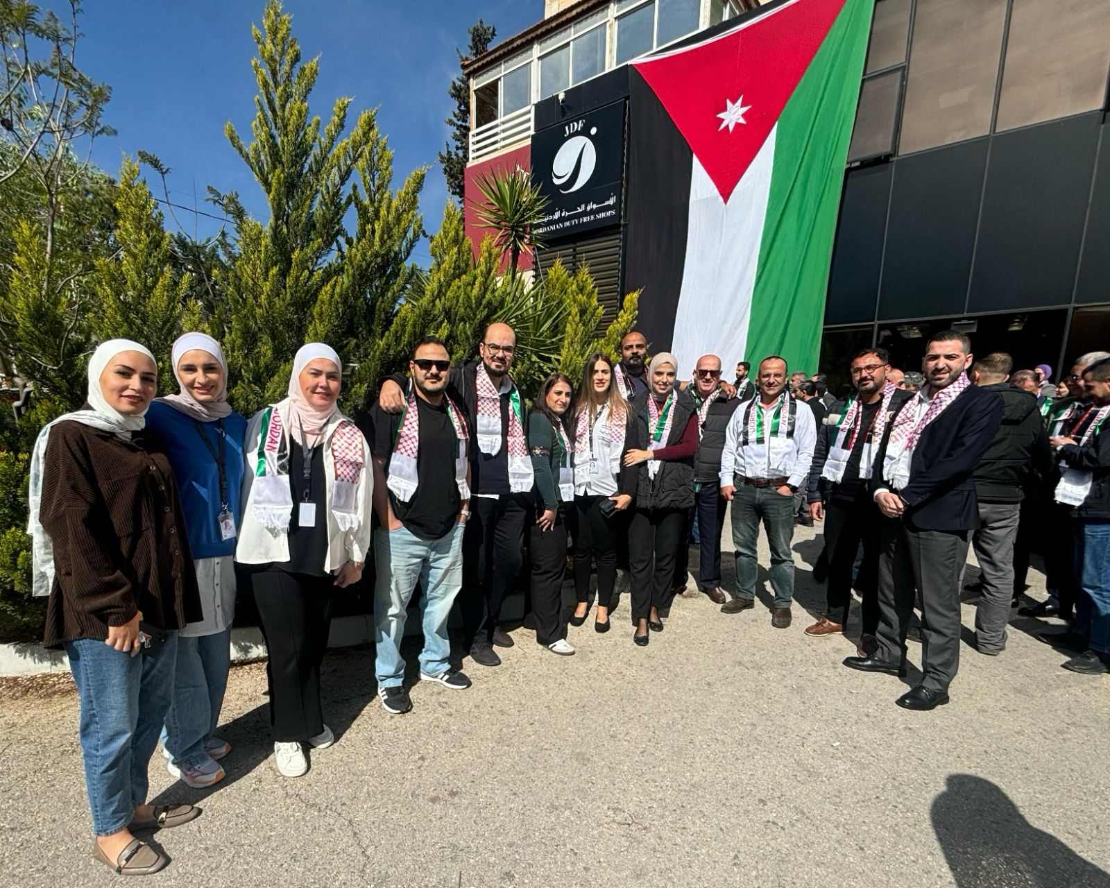 الأسواق الحرة الاردنية تحتفل بيوم العلم  ..  فيديو