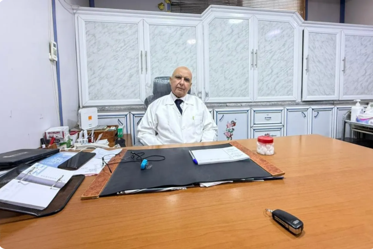 قصة طبيب الفقراء الذي استقبله الملك  ..  36 عاما من العلاج الرمزي لمليون مراجع