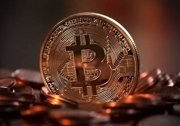 بيتكوين يتراجع دون 84 ألف دولار مع تصاعد الضغوط على أسهم التكنولوجيا