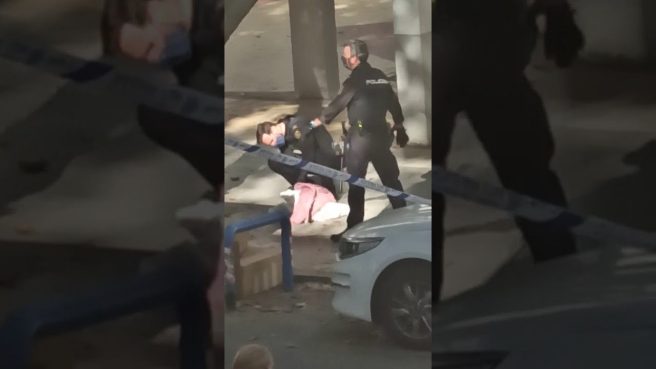 بالفيديو ..  الشرطة الإسبانية تقبض على رجل حمل رأساً بشرية وألقاها في القمامة