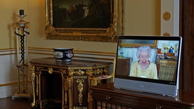 مبتسمة وترتدي فستانا أصفر ..  الملكة إليزابيث الثانية تعاود نشاطاتها الرسمية بعد نقاهة في المستشفى