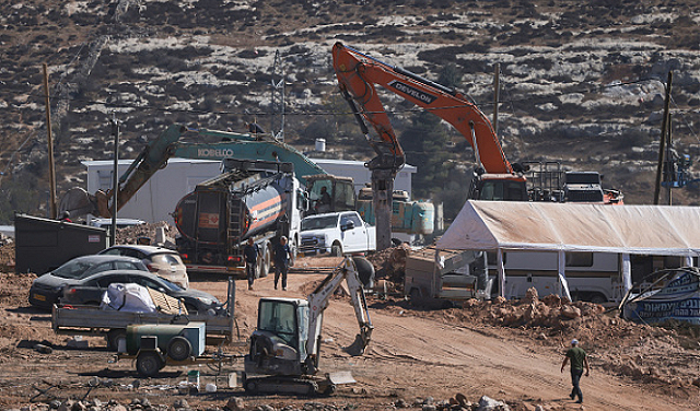 جيش الاحتلال يخطر بهدم مسجد ومساكن فلسطينية في الخليل