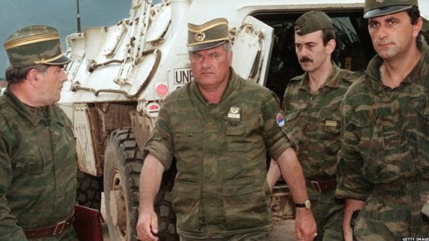 قتل (8) آلاف مسلم في البوسنة   ..  الحكم بالسجن المؤبد على قائد الجيش الصربي  "تفاصيل جرائمه"