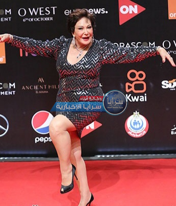 بالصور  ..  بعد تعرضها للسقوط  ..  "لبلبة" تداعب المصورين بحركات استعراضية رابع أيام "مهرجان الجونة"