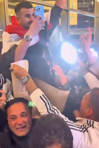 أردنيون يستقبلون المنتخب العراقي في عمان بعد تأهلهم لنهائيات كأس العالم 2026 ..  فيديو