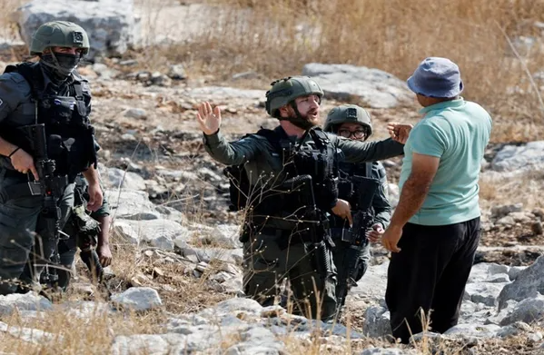 مستوطنون يقتحمون تجمعا بدويا في جبع ويصيبون 7 فلسطينيين بجروح