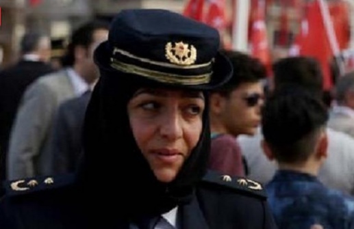 بالفيديو والصور  ..  اول شرطية تركية تظهر بالحجاب على رأسها منذ عام 1923